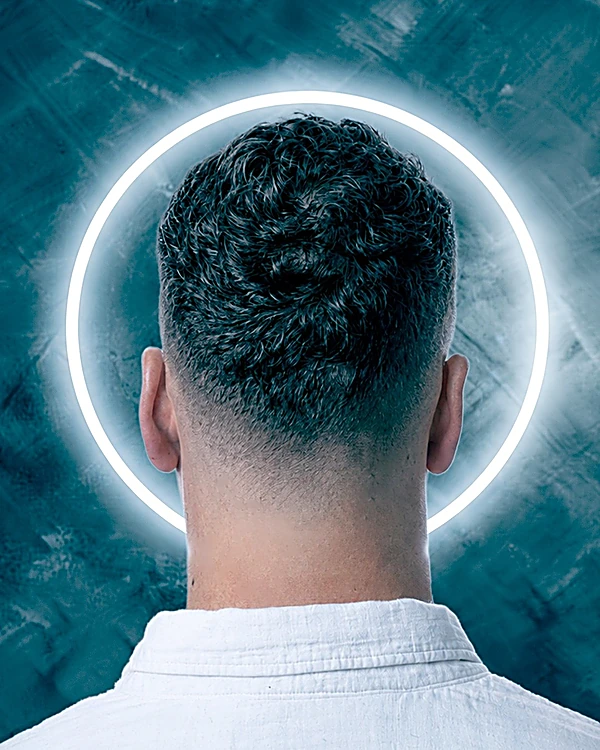 Corte texturizado visto de espaldas frente a un aro de luz