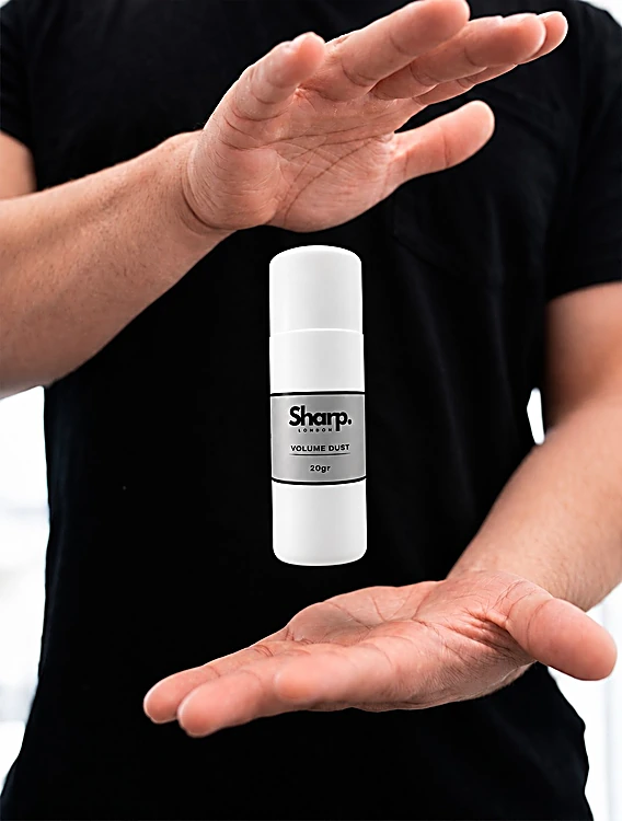 Polvo texturizante Sharp Volume Dust entre dos manos